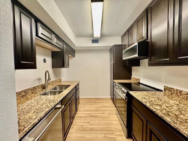 1880 White Oak Drive 107, Houston, TX 77009