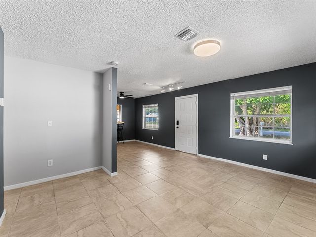 304 8th Avenue SW, Vero Beach, FL 32962