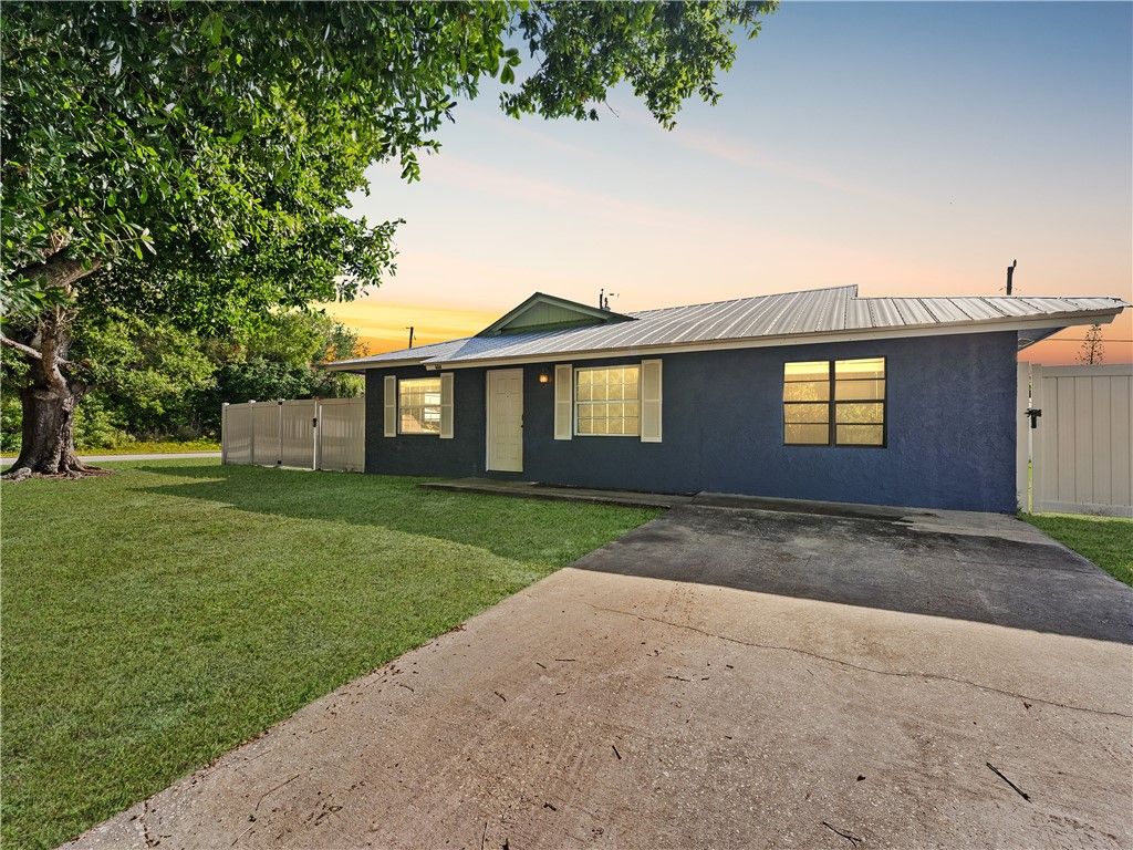 304 8th Avenue SW, Vero Beach, FL 32962