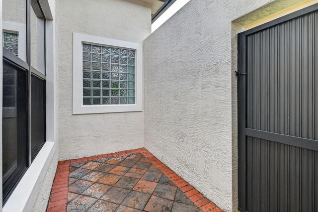 9512 Eden Roc Court, Delray Beach, FL 33446