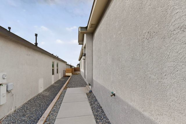 10654 Valedon Lane SW, Albuquerque, NM 87121