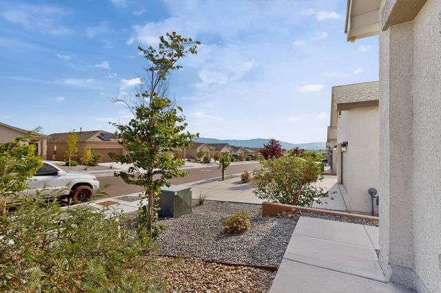 10654 Valedon Lane SW, Albuquerque, NM 87121