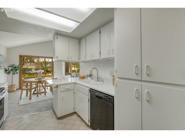 15035 Ne SACRAMENTO St 62, Portland, OR 97230