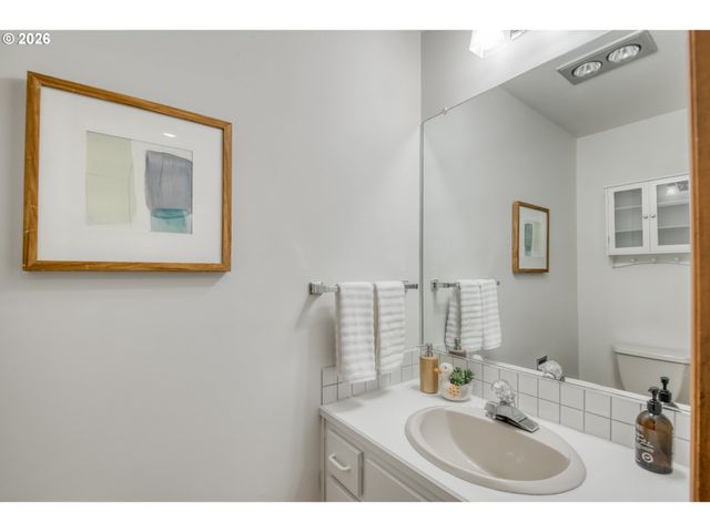 15035 Ne SACRAMENTO St 62, Portland, OR 97230