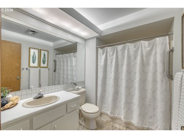 15035 Ne SACRAMENTO St 62, Portland, OR 97230