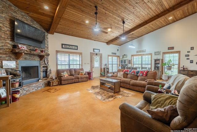 462 Co Rd 763 B, Devine, TX 78016