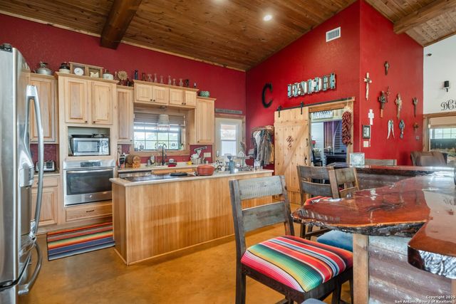 462 Co Rd 763 B, Devine, TX 78016