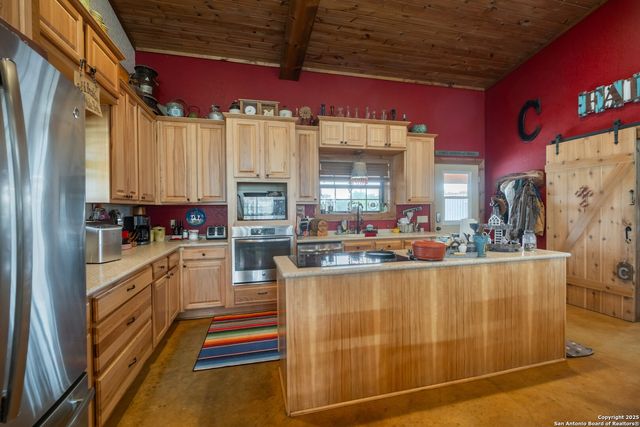 462 Co Rd 763 B, Devine, TX 78016