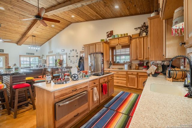 462 Co Rd 763 B, Devine, TX 78016