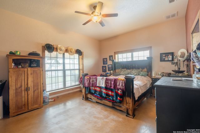 462 Co Rd 763 B, Devine, TX 78016