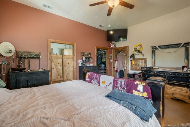 462 Co Rd 763 B, Devine, TX 78016