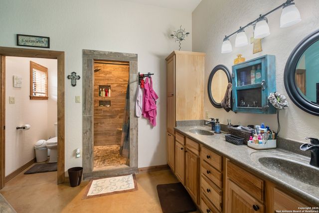 462 Co Rd 763 B, Devine, TX 78016