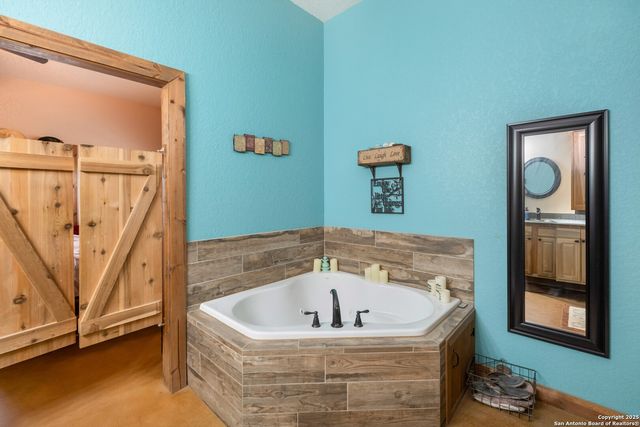 462 Co Rd 763 B, Devine, TX 78016