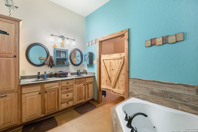 462 Co Rd 763 B, Devine, TX 78016