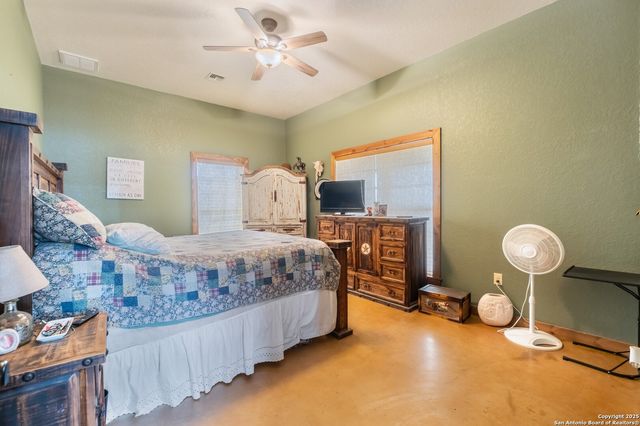 462 Co Rd 763 B, Devine, TX 78016