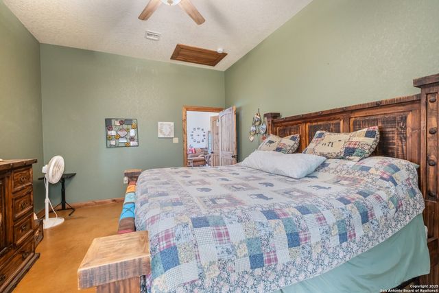 462 Co Rd 763 B, Devine, TX 78016