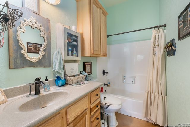 462 Co Rd 763 B, Devine, TX 78016