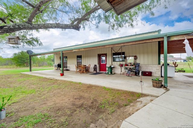 462 Co Rd 763 B, Devine, TX 78016