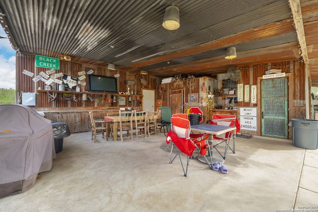 462 Co Rd 763 B, Devine, TX 78016