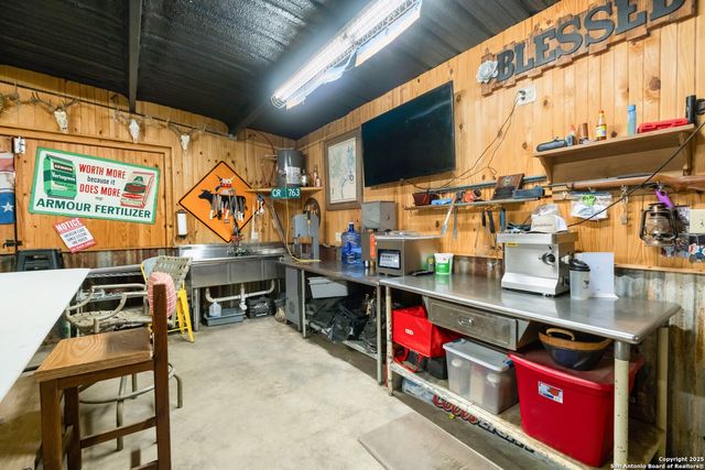 462 Co Rd 763 B, Devine, TX 78016