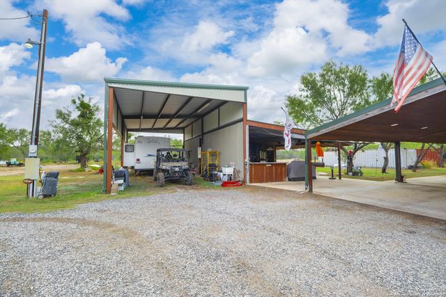 462 Co Rd 763 B, Devine, TX 78016