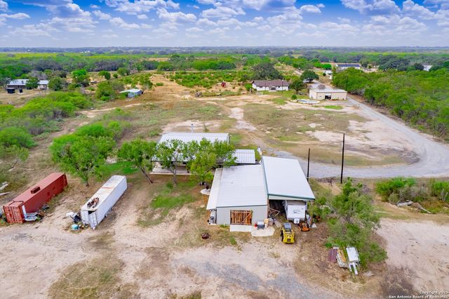 462 Co Rd 763 B, Devine, TX 78016