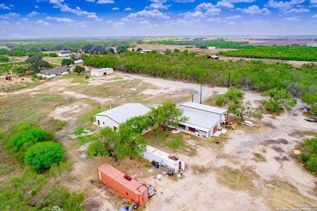 462 Co Rd 763 B, Devine, TX 78016