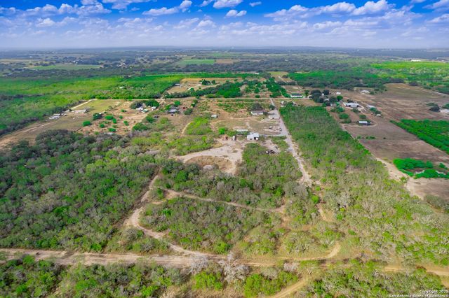 462 Co Rd 763 B, Devine, TX 78016