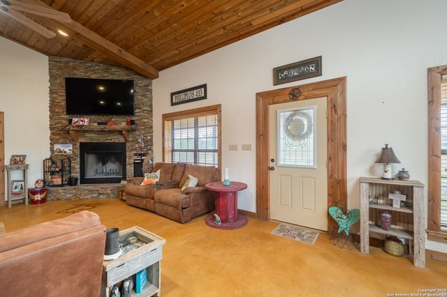 462 Co Rd 763 B, Devine, TX 78016