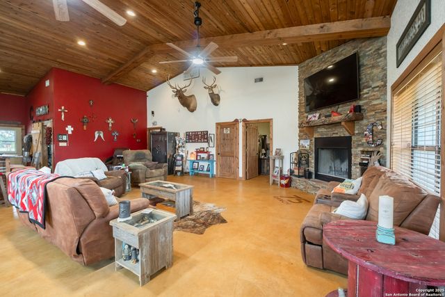 462 Co Rd 763 B, Devine, TX 78016