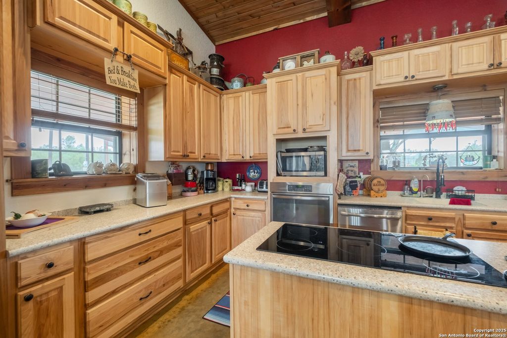 462 Co Rd 763 B, Devine, TX 78016