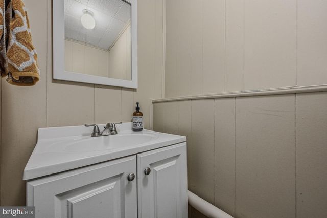 2 MERION RD, Newark, DE 19713
