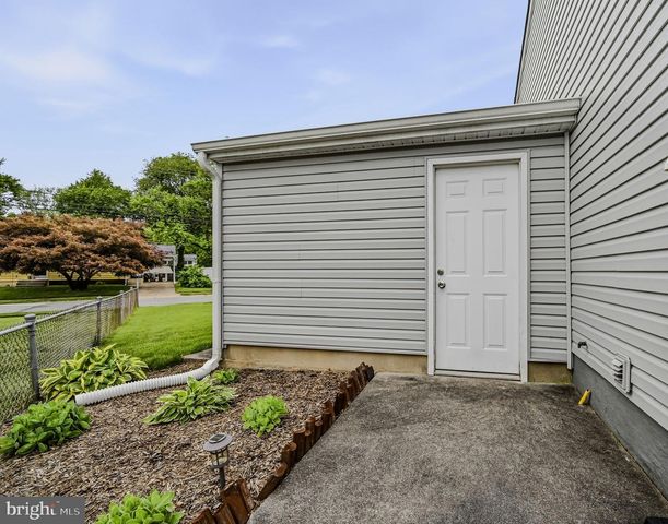 2 MERION RD, Newark, DE 19713