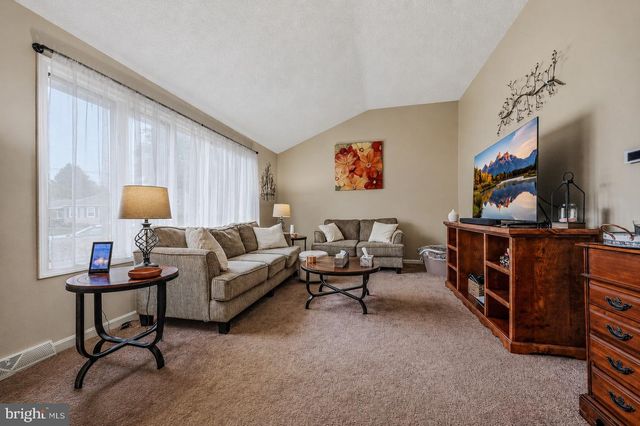 2 MERION RD, Newark, DE 19713