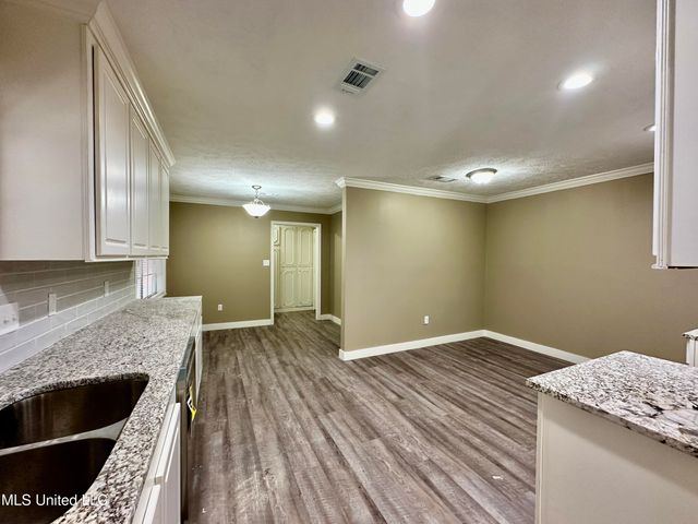 337 Woodcliff Drive, Jackson, MS 39212