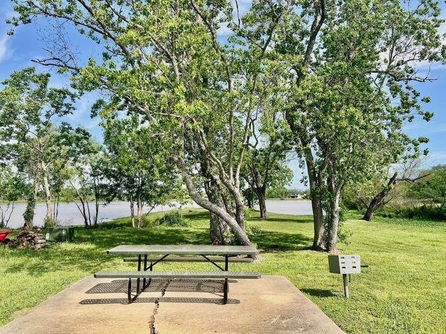 443 Lakeview Drive, Angleton, TX 77515