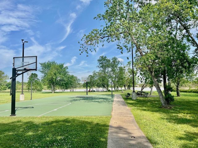 443 Lakeview Drive, Angleton, TX 77515