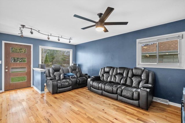 714 Montclaire AVENUE, Glendale, WI 53217