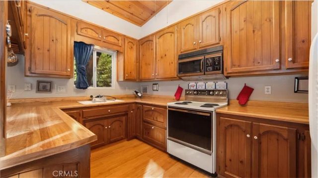 25172 Moon Drive, Crestline, CA 92325