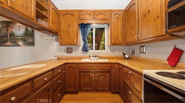 25172 Moon Drive, Crestline, CA 92325