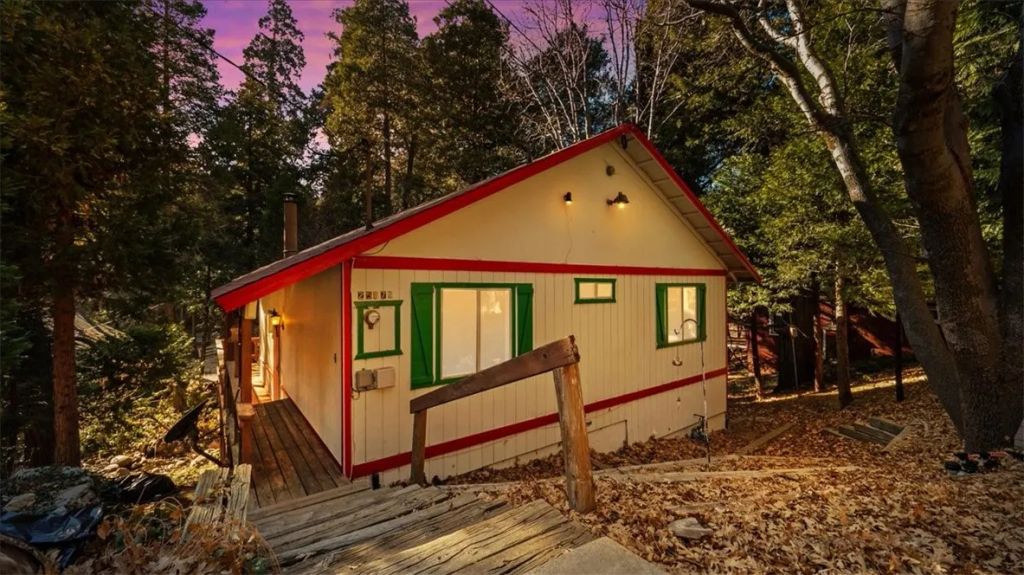 25172 Moon Drive, Crestline, CA 92325