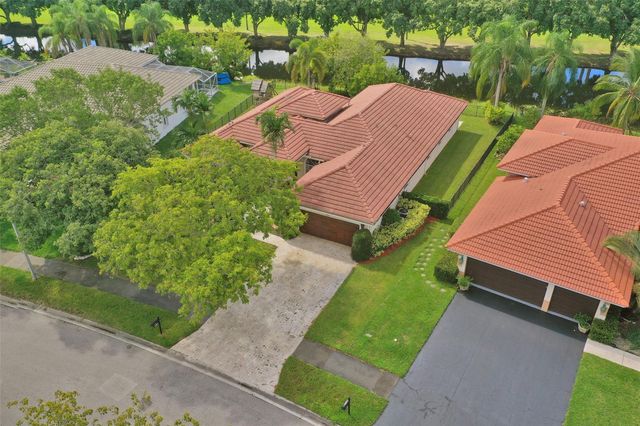 4869 Kensington Cir, Coral Springs, FL 33076