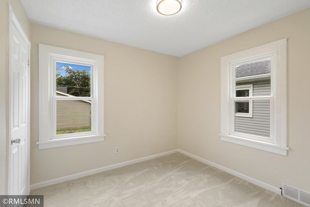 1868 Hawthorne Avenue E, Saint Paul, MN 55119