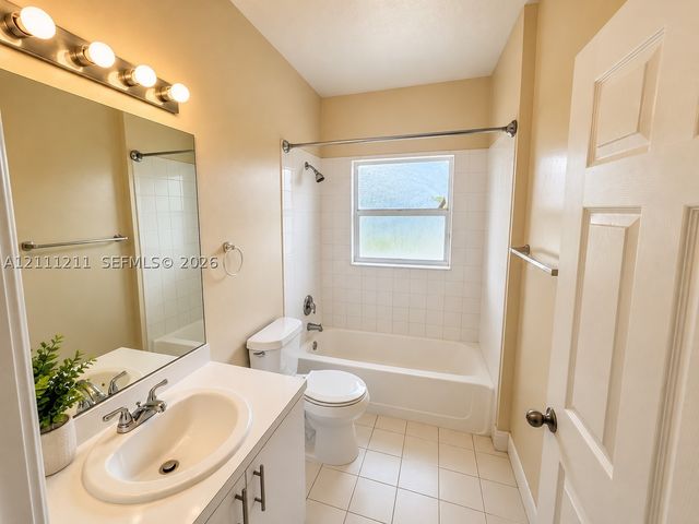 8941 NW 54th St, Sunrise, FL 33351
