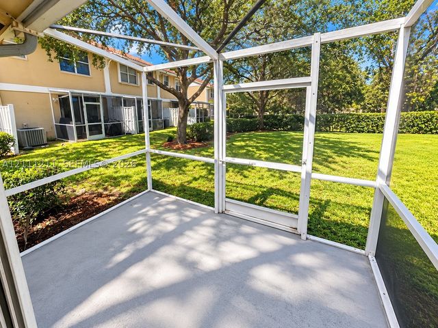 8941 NW 54th St, Sunrise, FL 33351