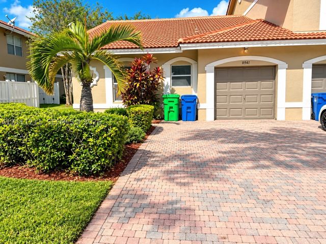 8941 NW 54th St, Sunrise, FL 33351