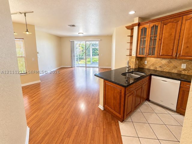 8941 NW 54th St, Sunrise, FL 33351