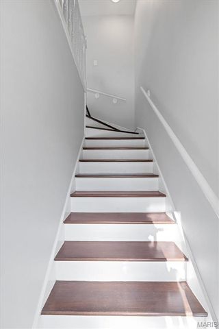 9043 W Swan Circle, Brentwood, MO 63144