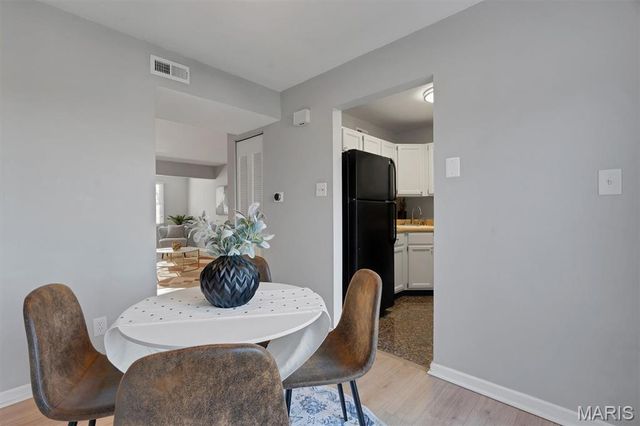 9043 W Swan Circle, Brentwood, MO 63144