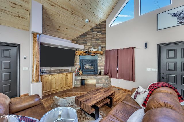 3028 MEARNS Lane, Overgaard, AZ 85933